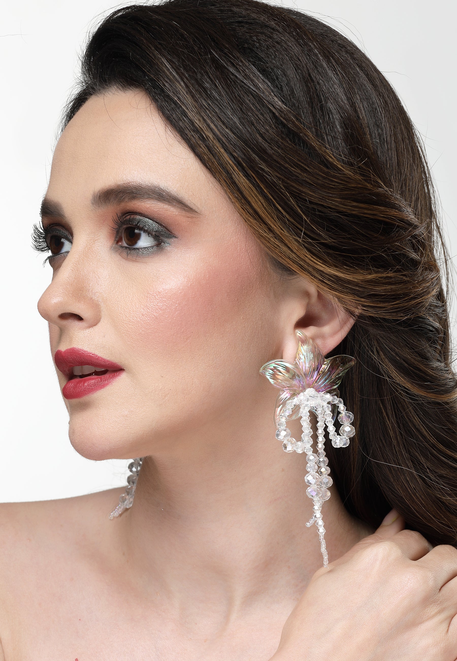 Pendientes colgantes con flores blancas