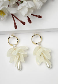 Boucles d'oreilles pendantes en cascade de feuilles blanches