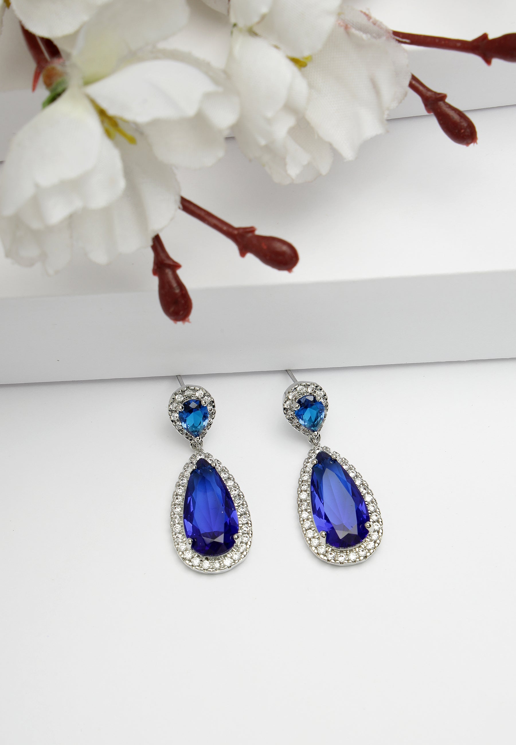 Boucles d'oreilles pendantes en zircone bleue