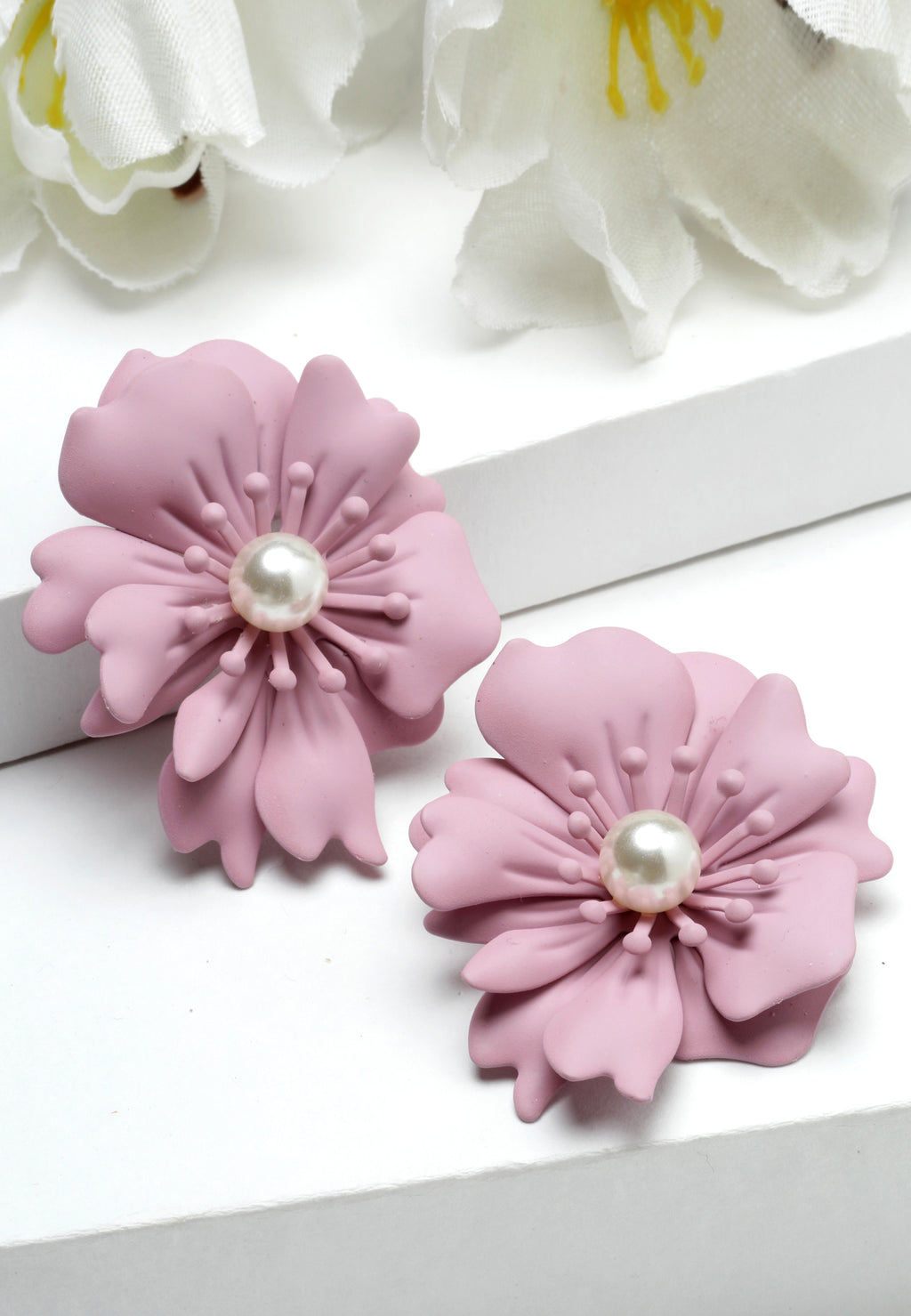 Pendientes de perlas florales en rosa claro